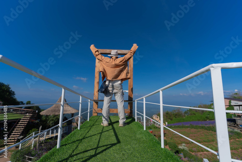 Fotografía An Asian male tourist stands on a walkway in a flower garden on Mon Jam Mountain