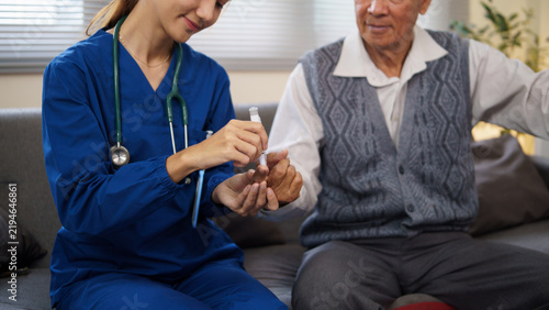 Canvastavla Home care nurse helping an elderly man manage daily medication safely