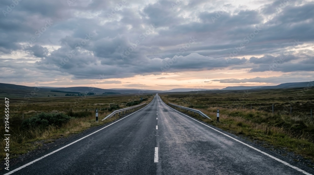 Obraz premium Empty Road Leading Into Dramatic Cloudy Horizon.