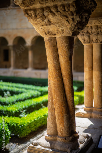 Foto Entwined Romanesque Columns & Carved Capital, Santo Domingo de Silos Abbey