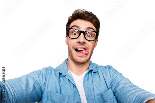 Foto Self portrait of cheerful, positive, handsome guy in casual outfit shooting self