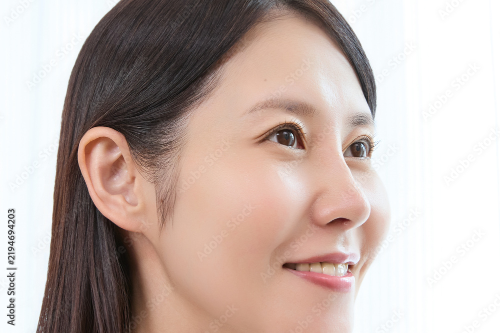 Obraz premium 微笑む若い女性の美容クローズアップ