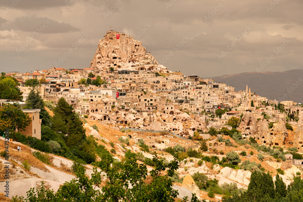 Fototapeta premium Blick auf den Burgfelsen der kappadokischen Stadt Uçhisar in Zentralanatolien, Türkei