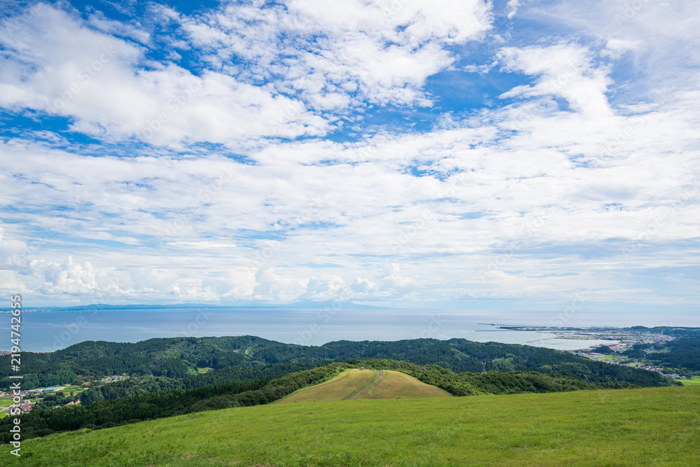 Fototapeta premium 寒風山から望む男鹿半島のパノラマ絶景と広大な夏空 秋田県男鹿市