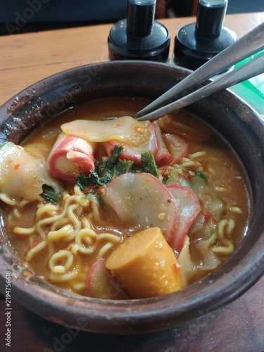 Fotografía Indonesian Street Food Spicy Seblak with Noodles, Sausage, and Crackers