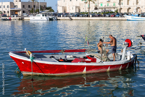 Fotografie Italy, Apulia, Molfetta, fishermans in the harbour.