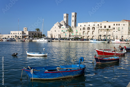 Fotografía Italy, Apulia, Molfetta, The Duomo and the harbour.