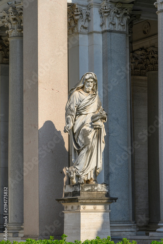 Obraz na płótnie Marble statue of Saint Luke the Evangelist with winged bull in Quadriportico at