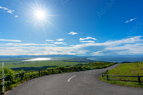 秋田県男鹿半島 寒風山山頂へ続く絶景ドライブロード 青空と日本海を望む風景