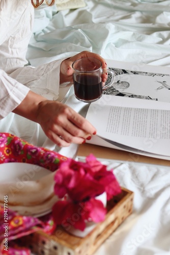 Canvastavla Café da manhã na cama com café, frutas e livro em uma manhã relaxante