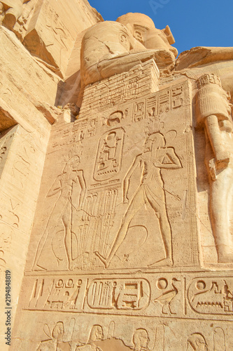 Canvastavla Carved hieroglyphic wall beside a colossus, Abu Simbel, Egypt