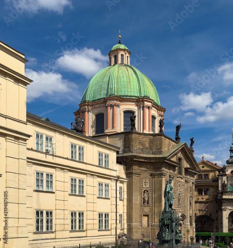 Touristen vor Denkmal Kaiser Karls IV. und die Kirche des heiligen Franz von Assisi – Prag, Tschechien, Europa