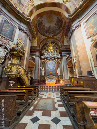 Barocke Architektur und kunstvolle Gestaltung im Inneren der Kirche des heiligen Franz von Assisi – Prag, Tschechien, Europa