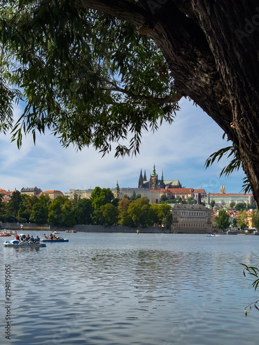 Blick über die Moldau auf Touristenboote und die St.-Veits-Kathedrale – Prag, Tschechien, Europa