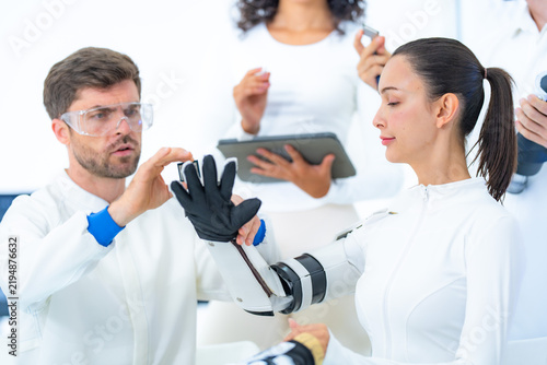 Fotografie Bionic prosthetics research close-up as an engineer spreads the fingers of a bla