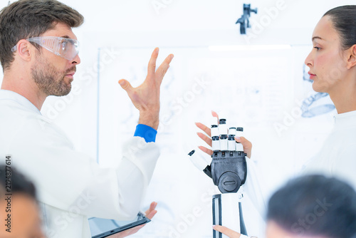 Foto Assistive technology research on gesture-driven prosthetics as a researcher hold
