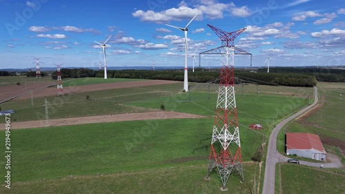 vue aérienne panoramique des éoliennes et des pylônes à haute tension électrique qui produisent et  transportent l'énergie dans la région de Bastogne, en Belgique, près du village de Sibret. 