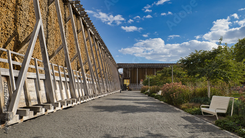 Foto Spazierweg entlang des historischen Gradierwerks mit Holzkonstruktion, Kurpark u