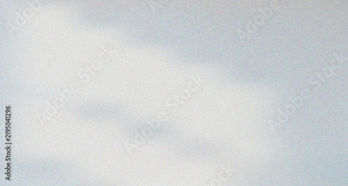 Fotografie Soft serene light grey backdrop featuring subtle granular noise and gracefully s