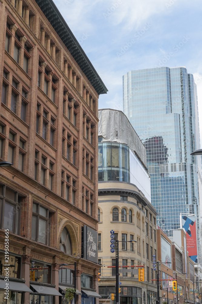 Obraz premium looking north on Yonge St (west side) to l-r, The Robert Simpson Company Limited Store (176 Yonge St), Jamieson Building/ FW Woolworth Building, and CF Toronto Eaton Centre office buildings, Toronto