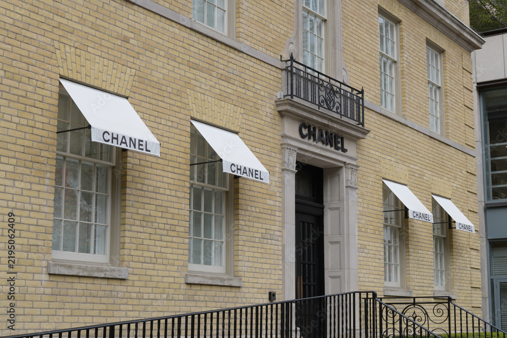 Fototapeta premium exterior building facade and signage outside CHANEL, a luxury goods store, located at 98 Yorkville Avenue, Toronto