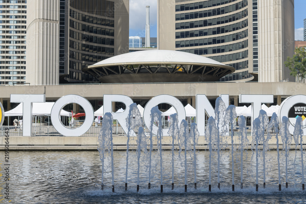 Obraz premium Reflecting Pool fountain with 3d Toronto sign at Nathan Phillips Square, City Hall, 100 Queen St W