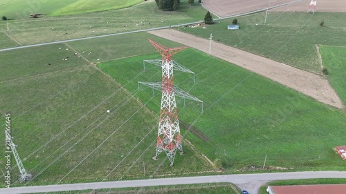 vue aérienne panoramique des éoliennes et des pylônes à haute tension électrique qui produisent et  transportent l'énergie dans la région de Bastogne, en Belgique, près du village de Sibret. 