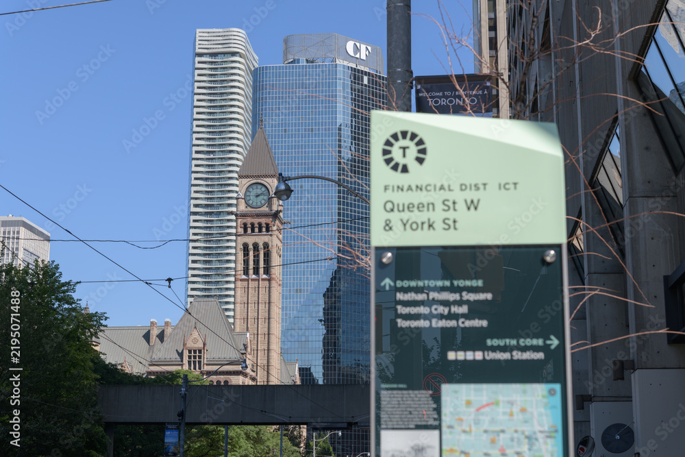 Obraz premium defocused TO360 totem or infopillar Financial District, Queen St W & York St, looking west to focused clocktower at Old City Hall, Toronto