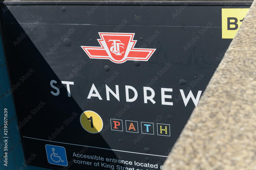 Obraz premium entrance to St. Andrew Station, located underneath the intersection of King St W and University Av in downtown Toronto