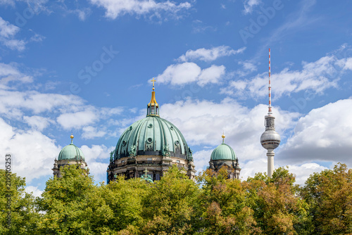 Der Berliner Dom am Lustgarten und der Fernsehturm am Alexanderplatz