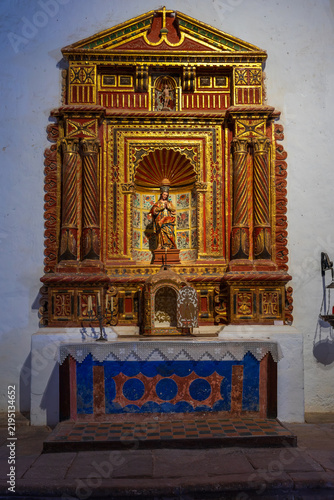 Fotografía Ornate side altarpiece with a painted religious statue inside Iglesia de Santa Maria de Betancuria
