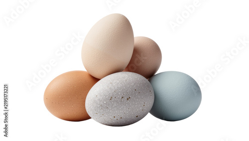 Foto Assortment of five farm fresh eggs in various natural colors, isolated on transp