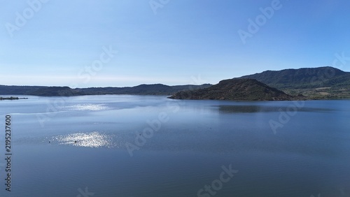 survol du lac du Salagou dans l'Hérault