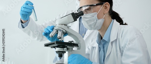 Quadro su tela Female scientist wearing protective mask