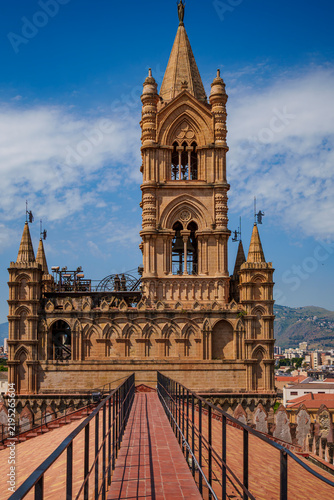 Fotografía Rooftop walkway leading to the Gothic bell tower of Palermo Cathedral, Sicily