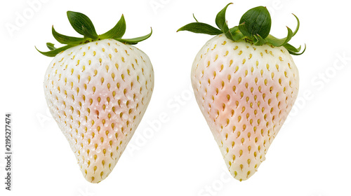 Foto Isolated two natural white strawberries, sweet fruit with green leaves and a slight pink hue