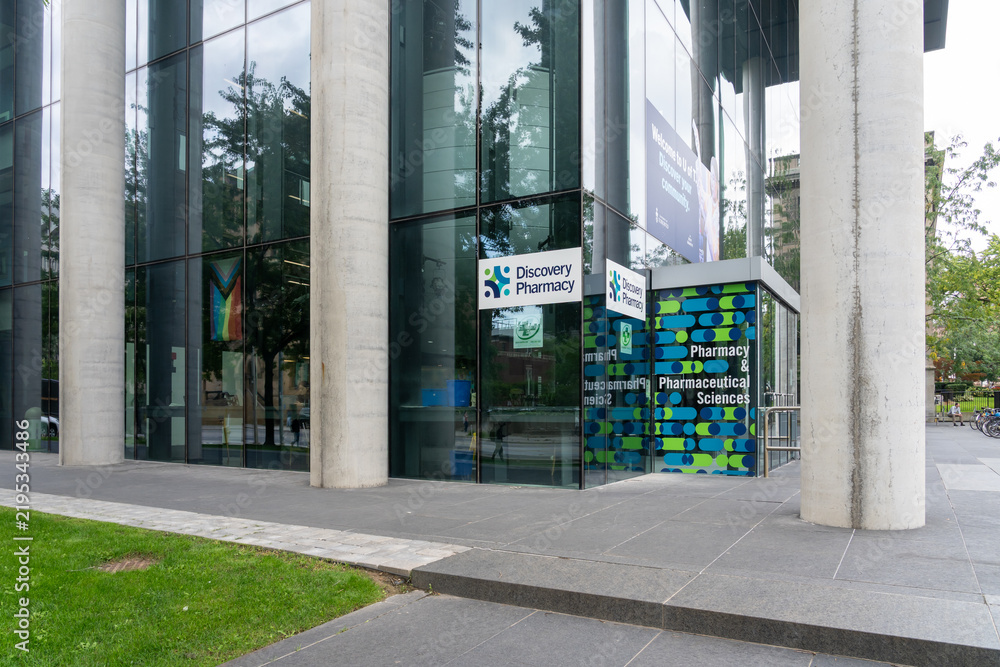 Obraz premium Toronto, Ontario, Canada - September 16, 2026: Discovery Pharmacy on College Street at the University of Toronto in downtown Toronto, Canada. The Discovery Pharmacy is a community pharmacy serving the