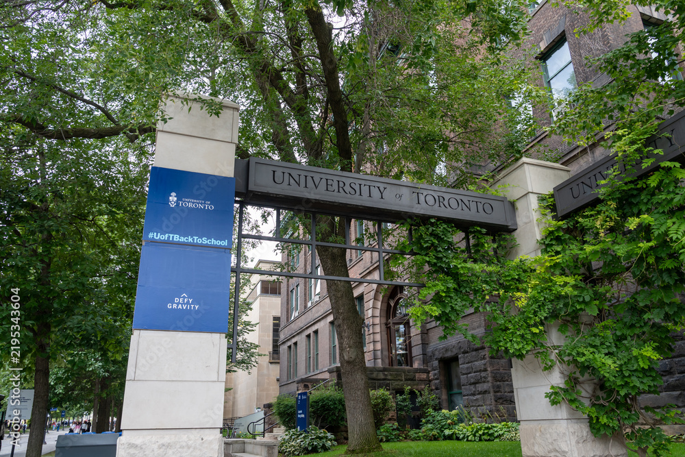 Obraz premiumToronto, Ontario, Canada - September 16, 2026: The entrance sign for the University of Toronto at its historic St George campus in downtown Toronto, Ontario, Canada. 