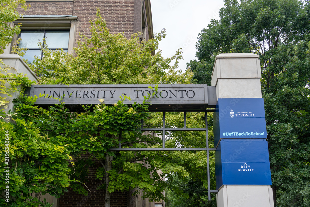 Obraz premium Toronto, Ontario, Canada - September 16, 2026: The entrance sign for the University of Toronto at its historic St George campus in downtown Toronto, Ontario, Canada. 