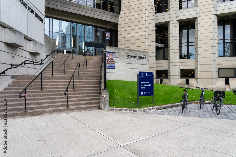 Obraz premium Toronto, Ontario, Canada - September 16, 2026: The entrance to Robarts Library at the University of Toronto's St. George campus in downtown Toronto, Ontario, Canada. 
