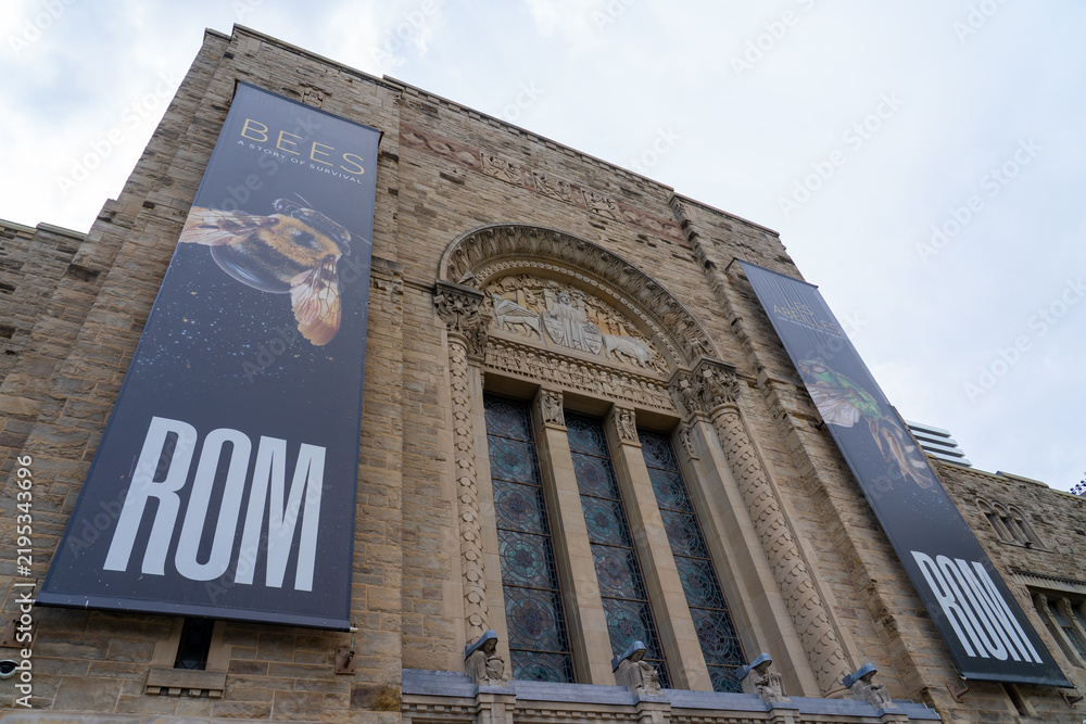Obraz premiumToronto, Ontario, Canada - September 16, 2026: The historic exterior facade of the Royal Ontario Museum (ROM) in Toronto, Canada, in 2026. 