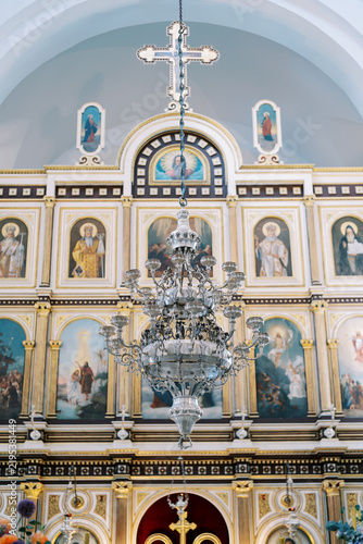 Foto Ornate chandelier and iconostasis in Saint Nicholas Church Kotor