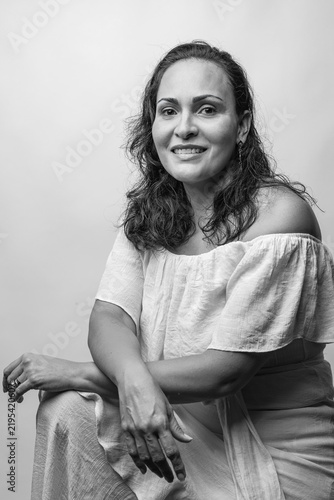 Fotografía Woman smiling in studio portrait expressing confidence
