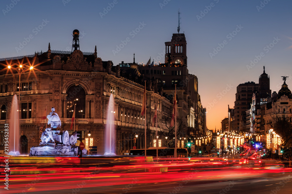 Fototapeta premium Cibeles Fountain and traffic light trails at sunset in Madrid, Spain