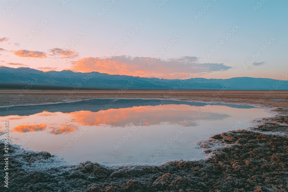 Fototapeta premium Peaceful tranquil reflection pool at sunrise over a desert landscape.