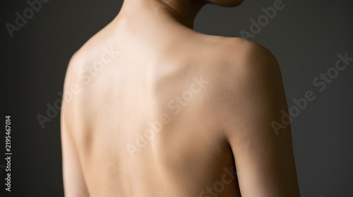 Fototapeta 美しい背中と肩甲骨を見せる女性のスキンケア
