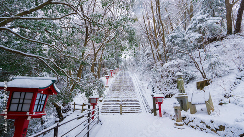Fototapeta 雪の高尾山登山道