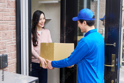 宅配便を受け取る女性
