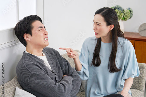 Foto 夫婦喧嘩するミドルエイジの夫婦　リビング