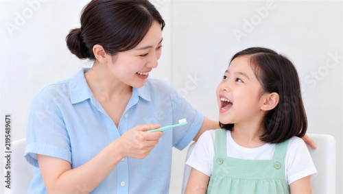 Obraz w ramie 自宅で女の子の歯を仕上げ磨きする母親